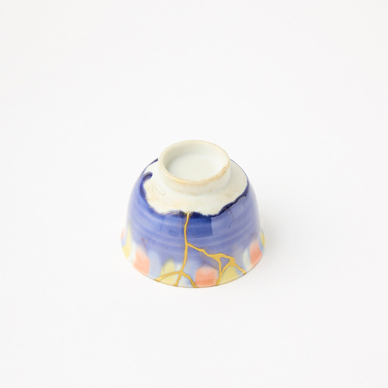 KINTSUGI Kutani-Yaki Sake Cup with Rainbow and Gold Harmony – A Masterpiece from Ishikawa, Japan