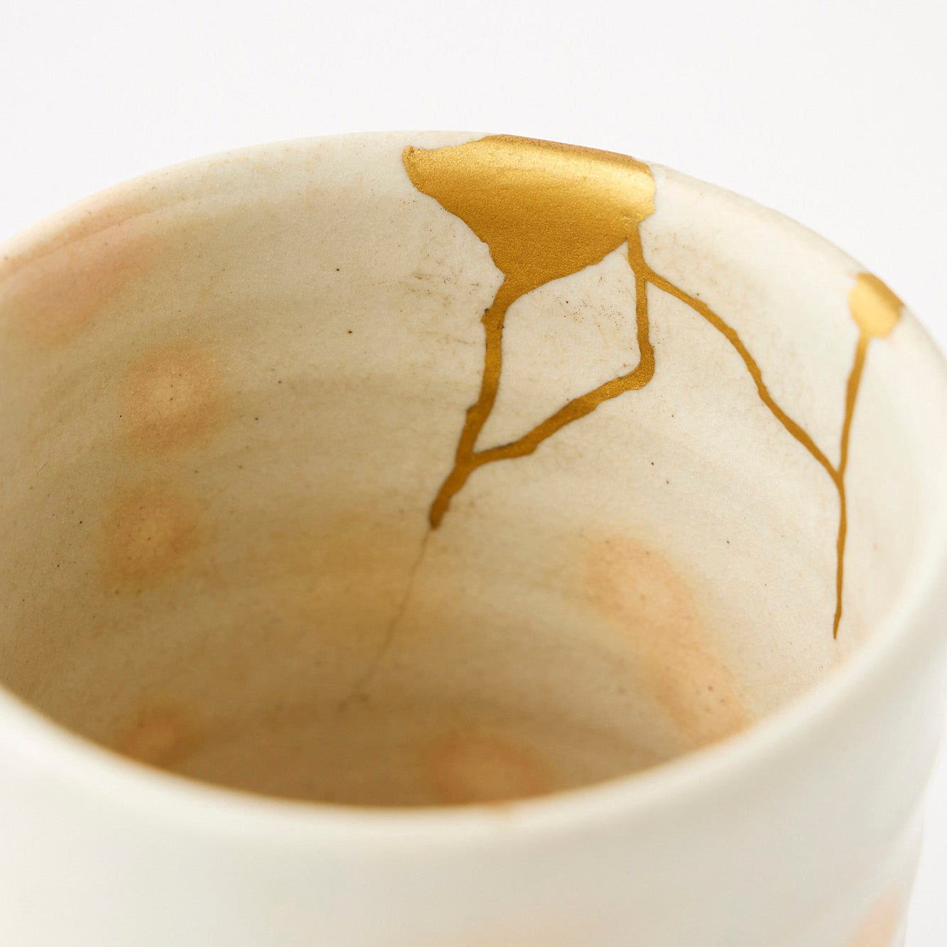 KINTSUGI Hagiyaki Teacup with Elegant Crack Pattern from a Chip – A Masterpiece from Ishikawa, Japan