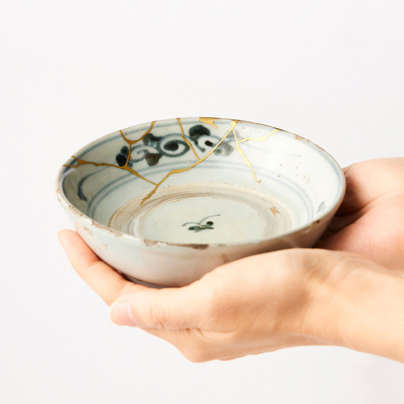 KINTSUGI on Antique Dish with Naturally Worn Edges by Shigeki Yagi – A Masterpiece from Ishikawa, Japan|Food Safe