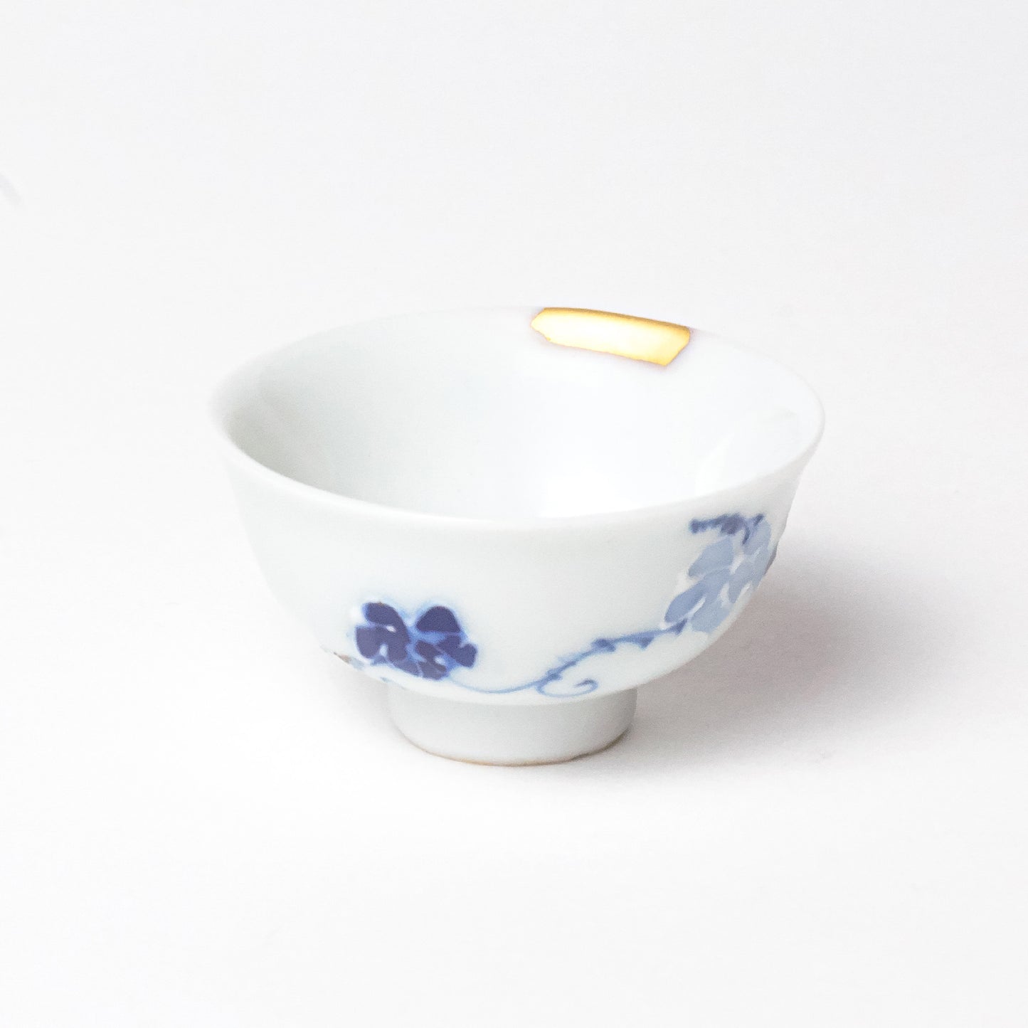 KINTSUGI – Ivy Leaf Sake Cup with Rim Gold Repair|Available at Ebisu Studio