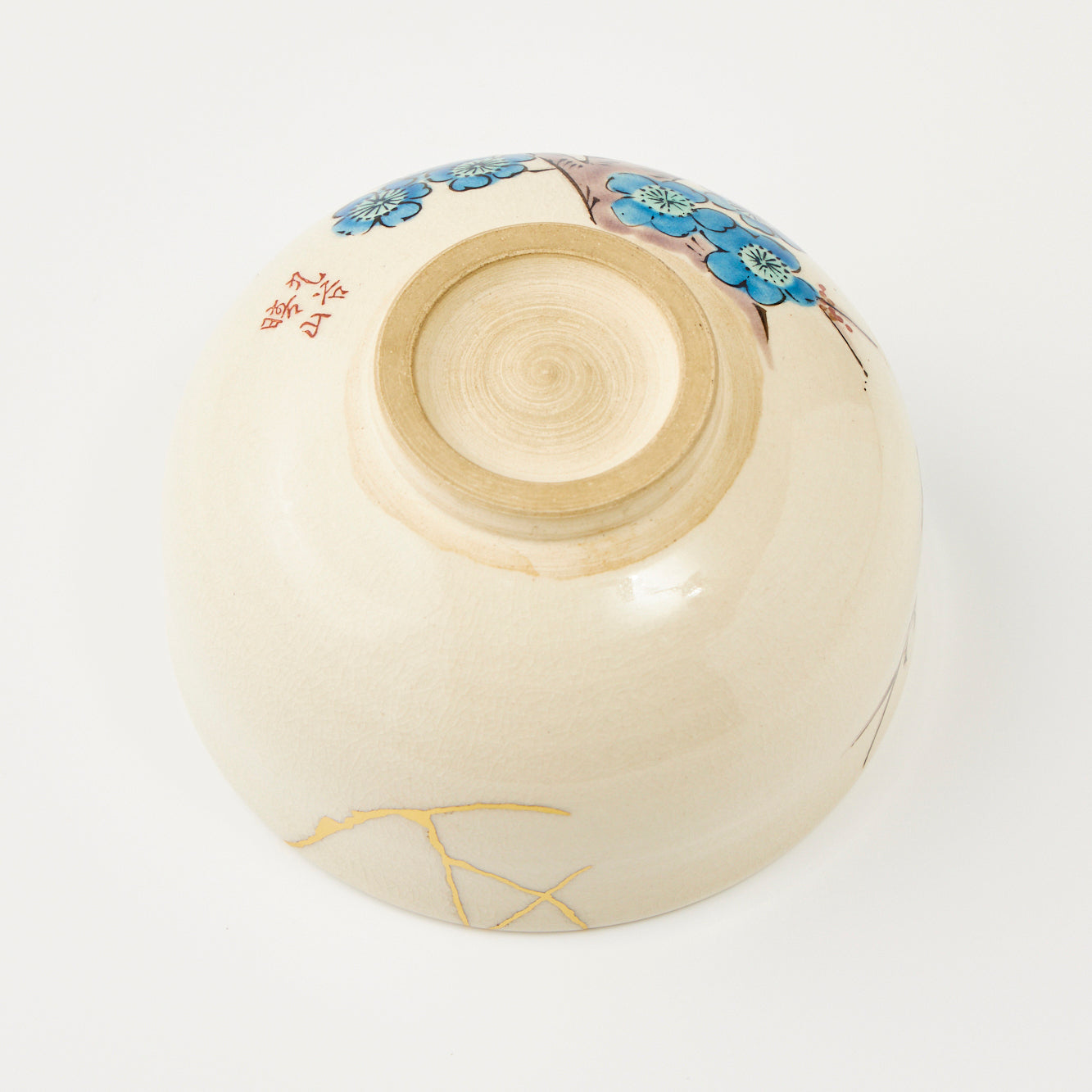 KINTSUGI Cream Glazed Matcha Bowl with Blue Plum Blossoms – Kutani Ware｜Available at Ebisu Studio