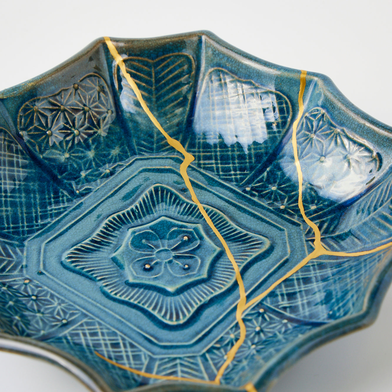 KINTSUGI – Deep Indigo Floral Plate with Harmonious Gold Lines｜Available at Ebisu Studio