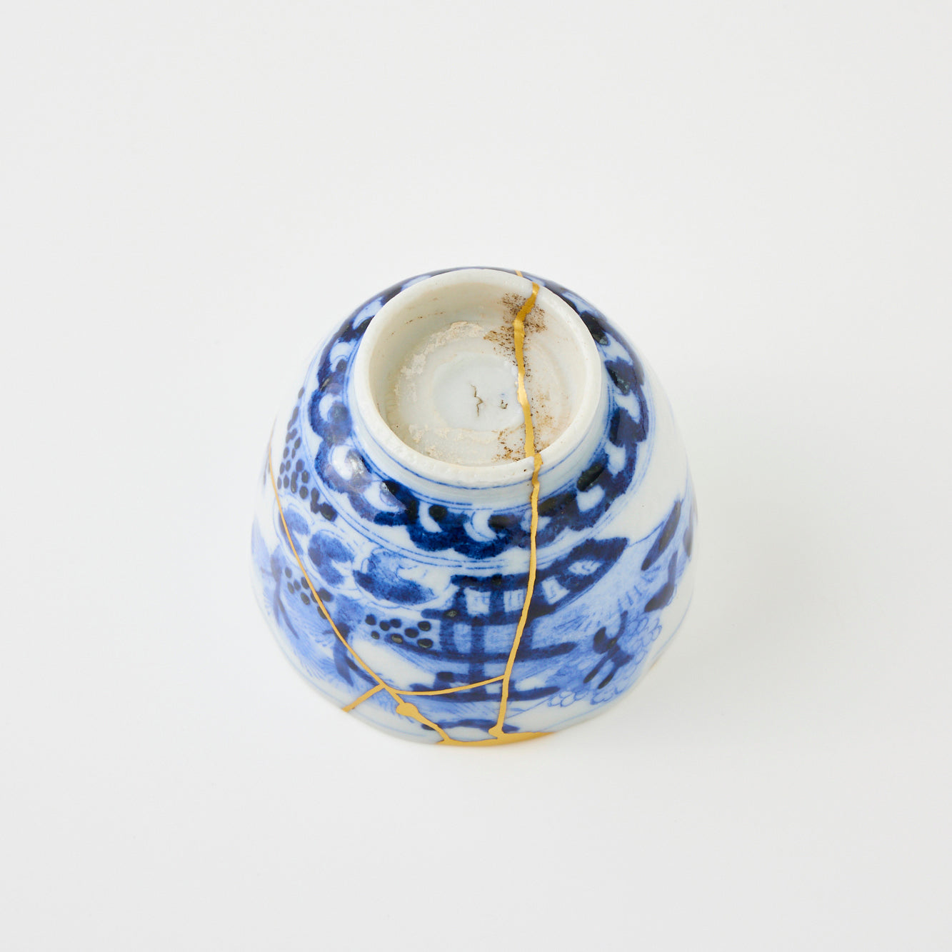 KINTSUGI – Landscape & Figure Motif Bowl with Bold Golden Repair｜Available at Asakusa Studio