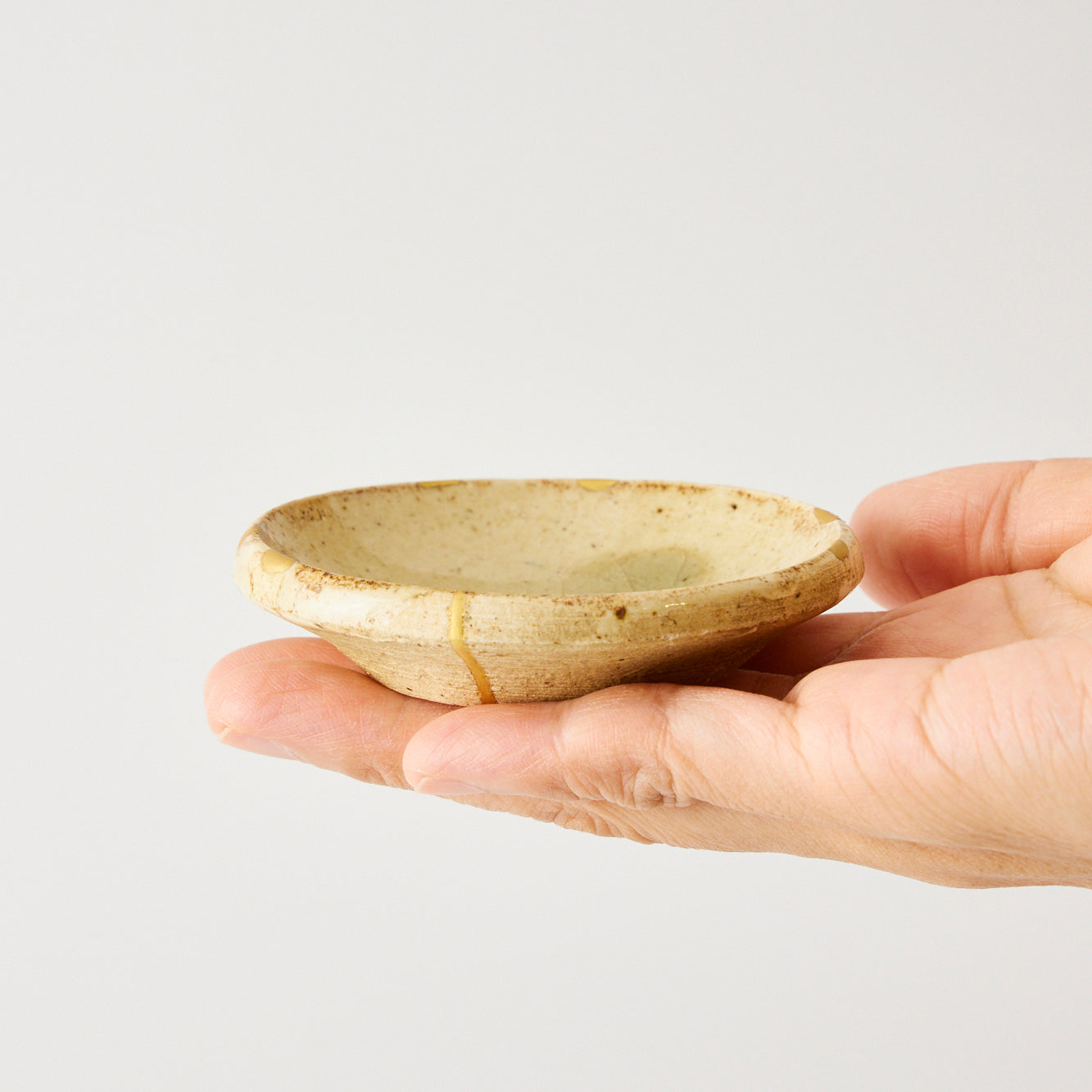 KINTSUGI Golden-Stitched Salt Dish｜Available at Ebisu Studio