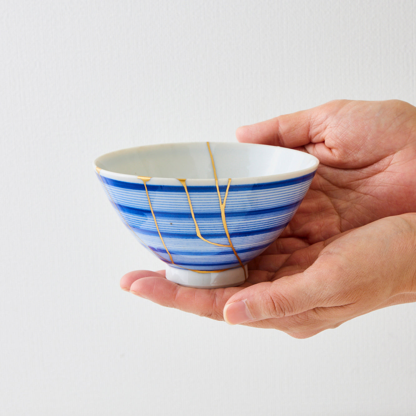 KINTSUGI - Auspicious Striped Rice Bowl with Golden Repair｜Available at Asakusa Studio