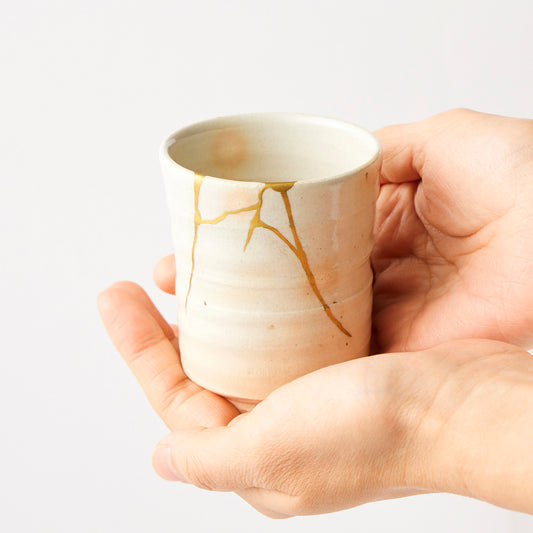 KINTSUGI Hagiyaki Teacup with Elegant Crack Pattern from a Chip – A Masterpiece from Ishikawa, Japan