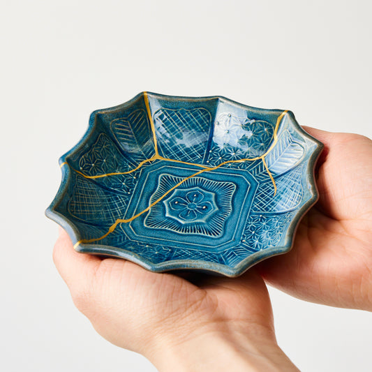 KINTSUGI – Deep Indigo Floral Plate with Harmonious Gold Lines｜Available at Ebisu Studio