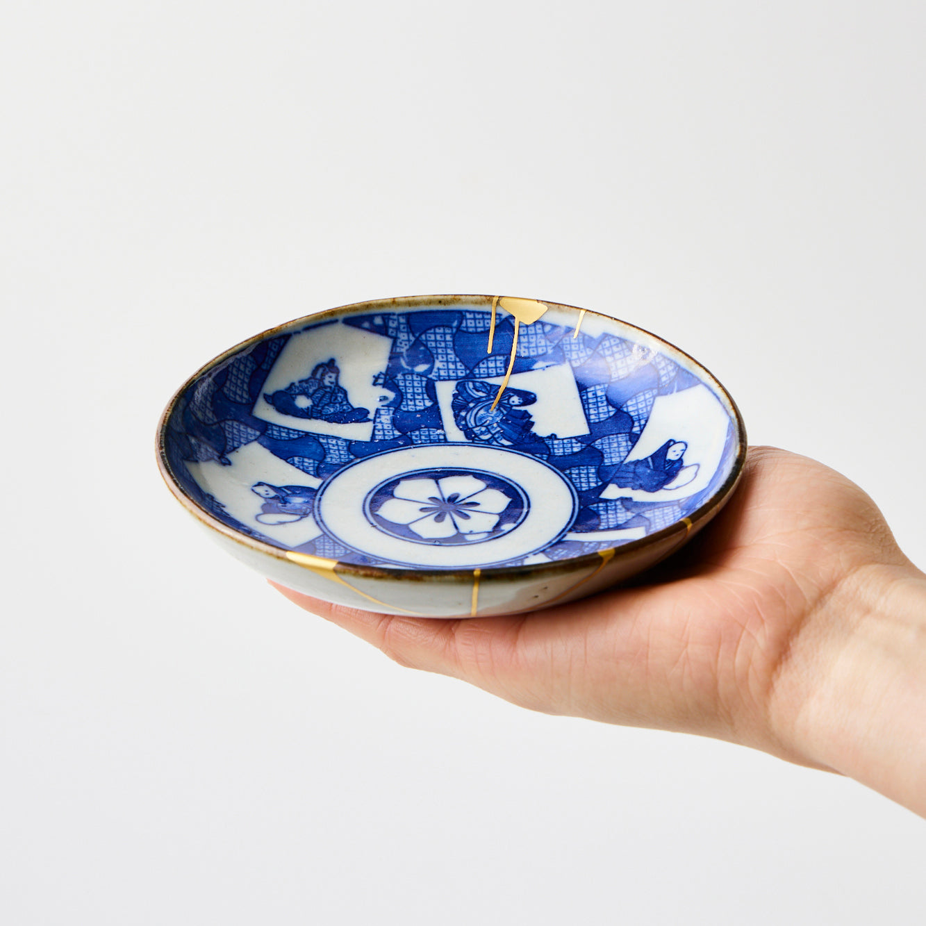 KINTSUGI - Imari Blue Poem Plate with Hyakunin Isshu｜Available at Ebisu Studio