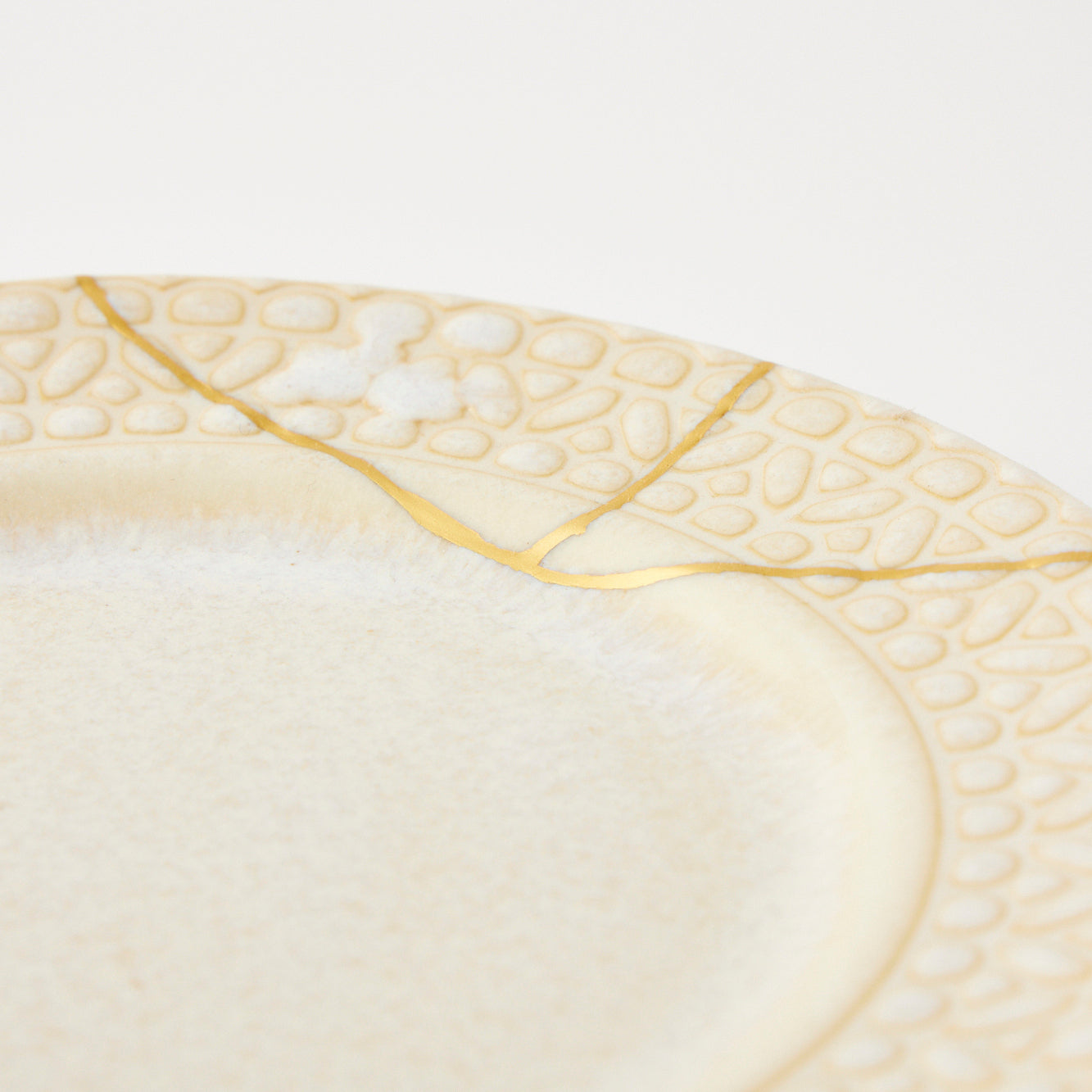 KINTSUGI Cream Lace Pattern Ceramic Flat Plate｜Available at Ebisu Studio