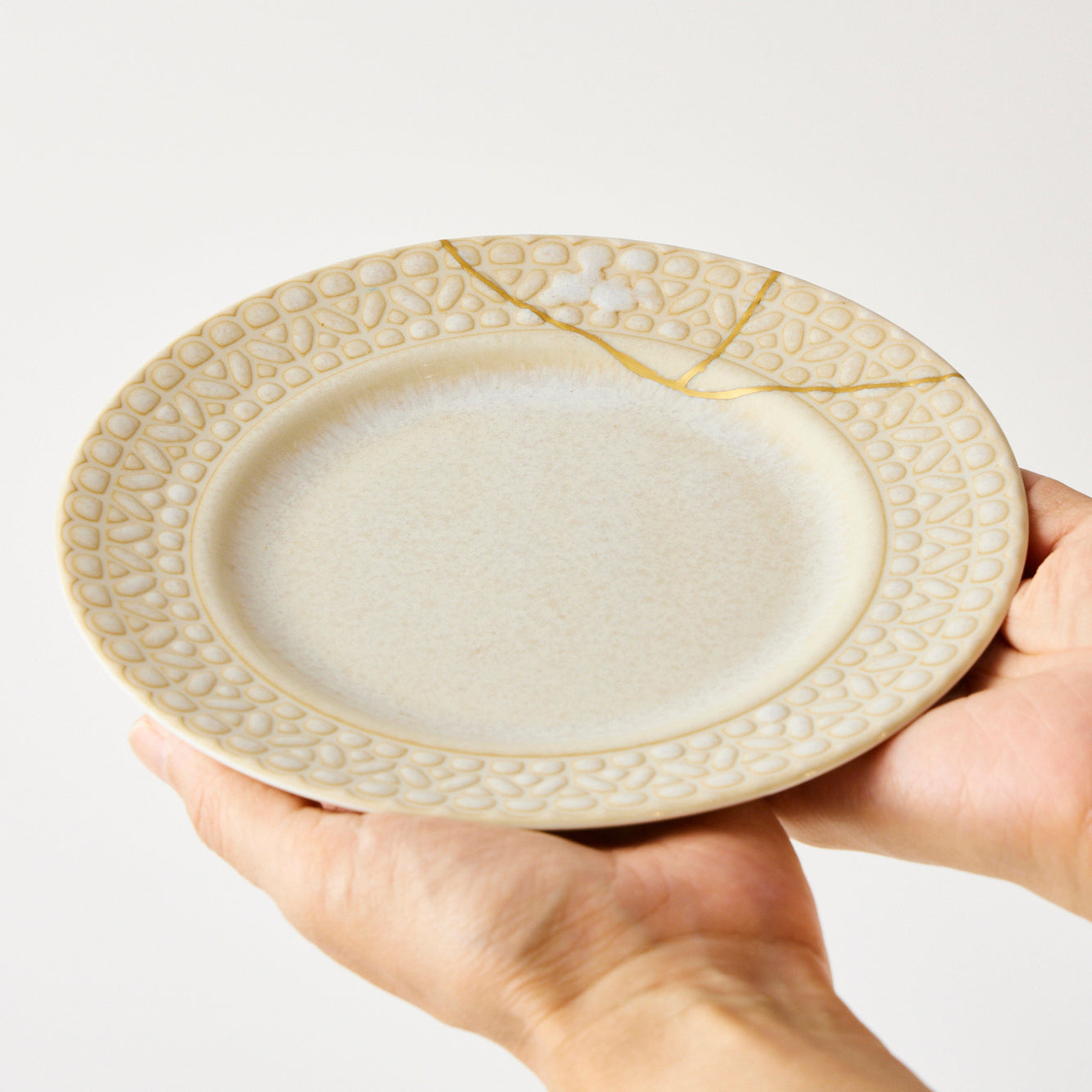 KINTSUGI Cream Lace Pattern Ceramic Flat Plate｜Available at Ebisu Studio