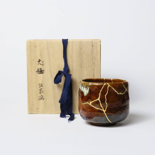 KINTSUGI – Amber-Glazed Matcha Bowl with Quiet Gold｜Available at Ebisu Studio