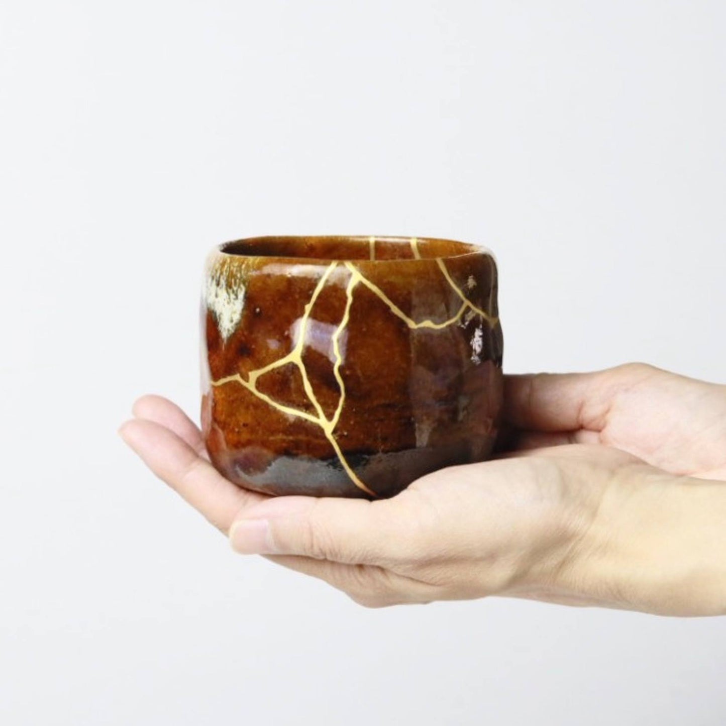 KINTSUGI – Amber-Glazed Matcha Bowl with Quiet Gold｜Available at Ebisu Studio