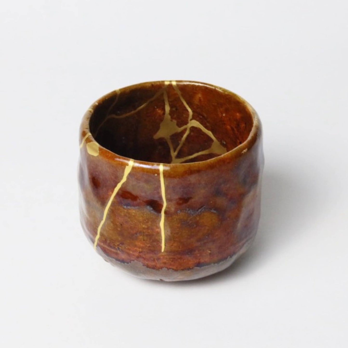 KINTSUGI – Amber-Glazed Matcha Bowl with Quiet Gold｜Available at Ebisu Studio