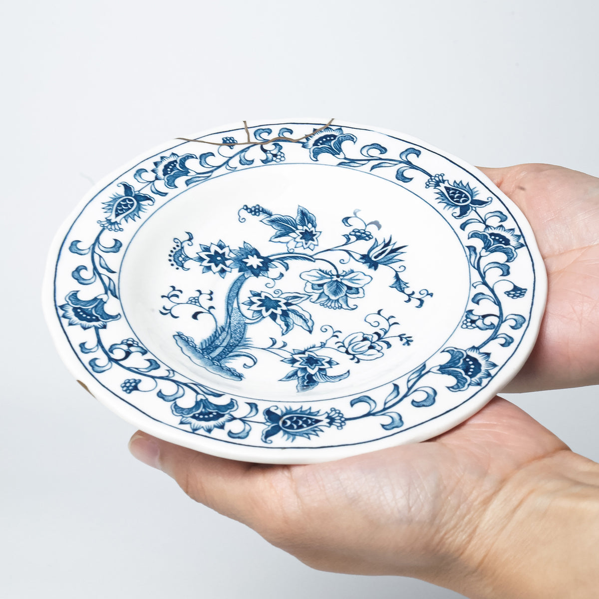 KINTSUGI – Blue Floral Arabesque Saucer with Quiet Gold｜Available at Ebisu Studio