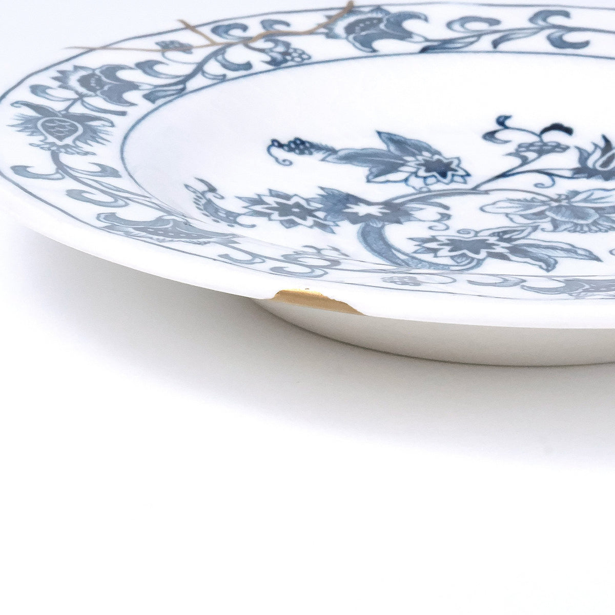 KINTSUGI – Blue Floral Arabesque Saucer with Quiet Gold｜Available at Ebisu Studio