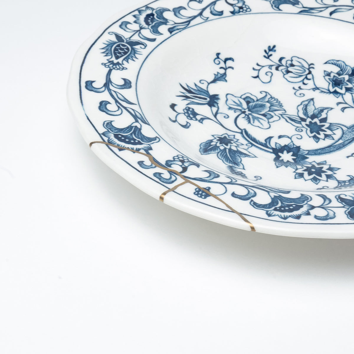 KINTSUGI – Blue Floral Arabesque Saucer with Quiet Gold｜Available at Ebisu Studio