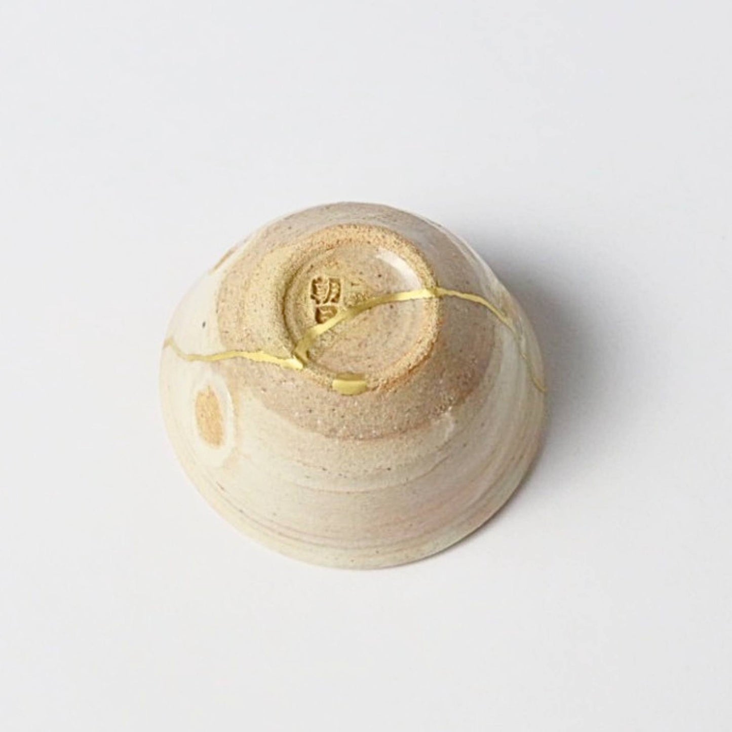 KINTSUGI – Coral-Toned Sake Cup with Subtle Gold Lines｜Available at Ebisu Studio