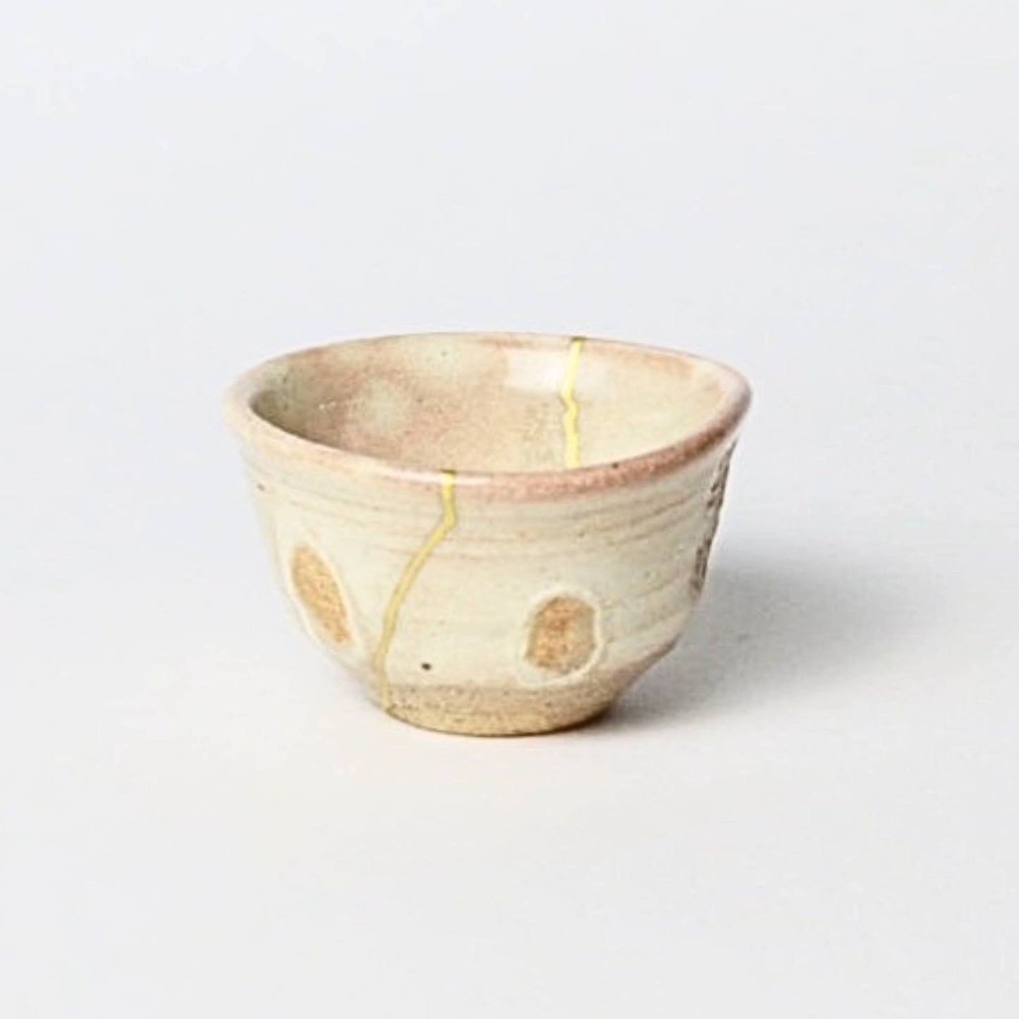 KINTSUGI – Coral-Toned Sake Cup with Subtle Gold Lines｜Available at Ebisu Studio