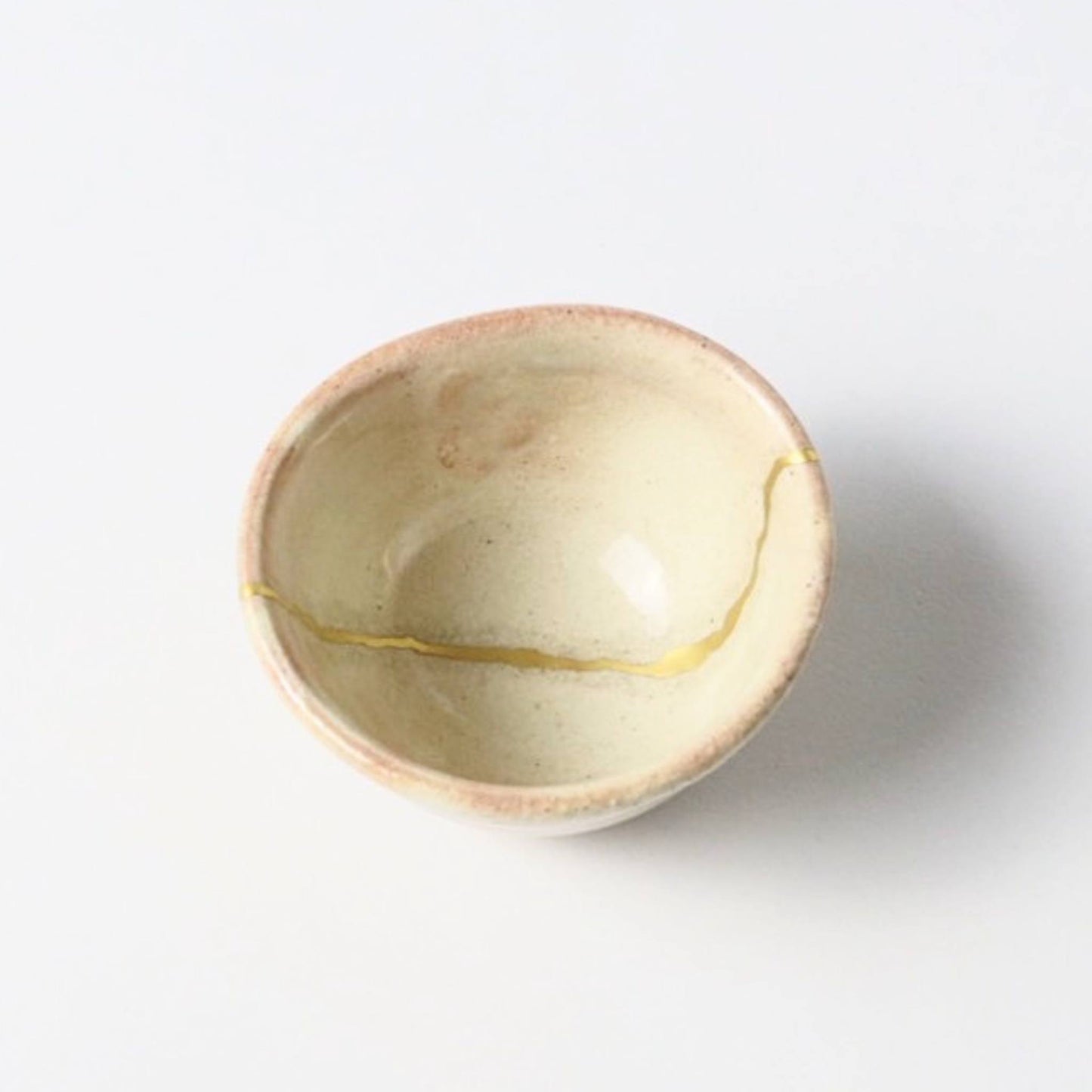 KINTSUGI – Coral-Toned Sake Cup with Subtle Gold Lines｜Available at Ebisu Studio