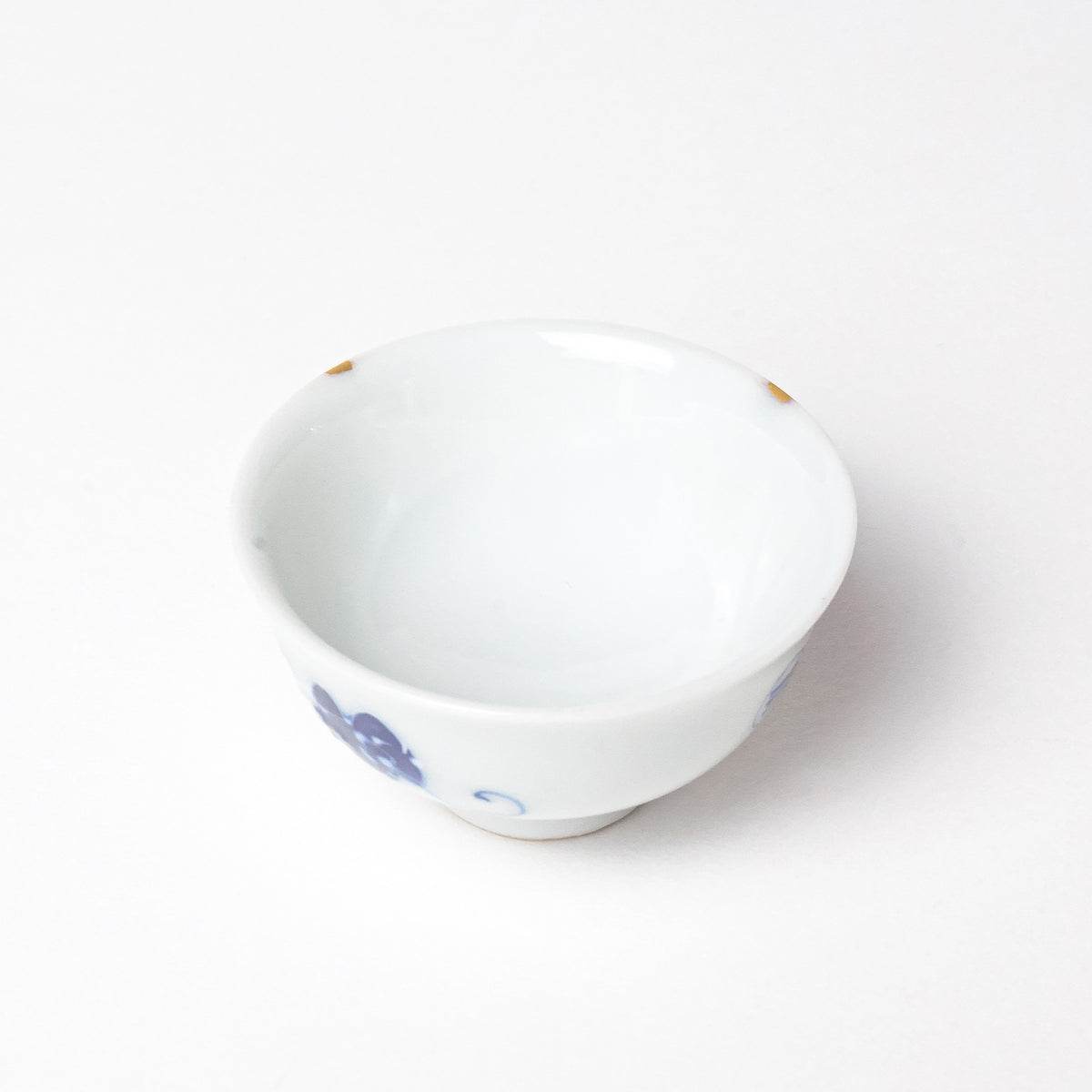 KINTSUGI – Ivy Leaf Sake Cup with Gentle Gold Accent｜Available at Ebisu Studio