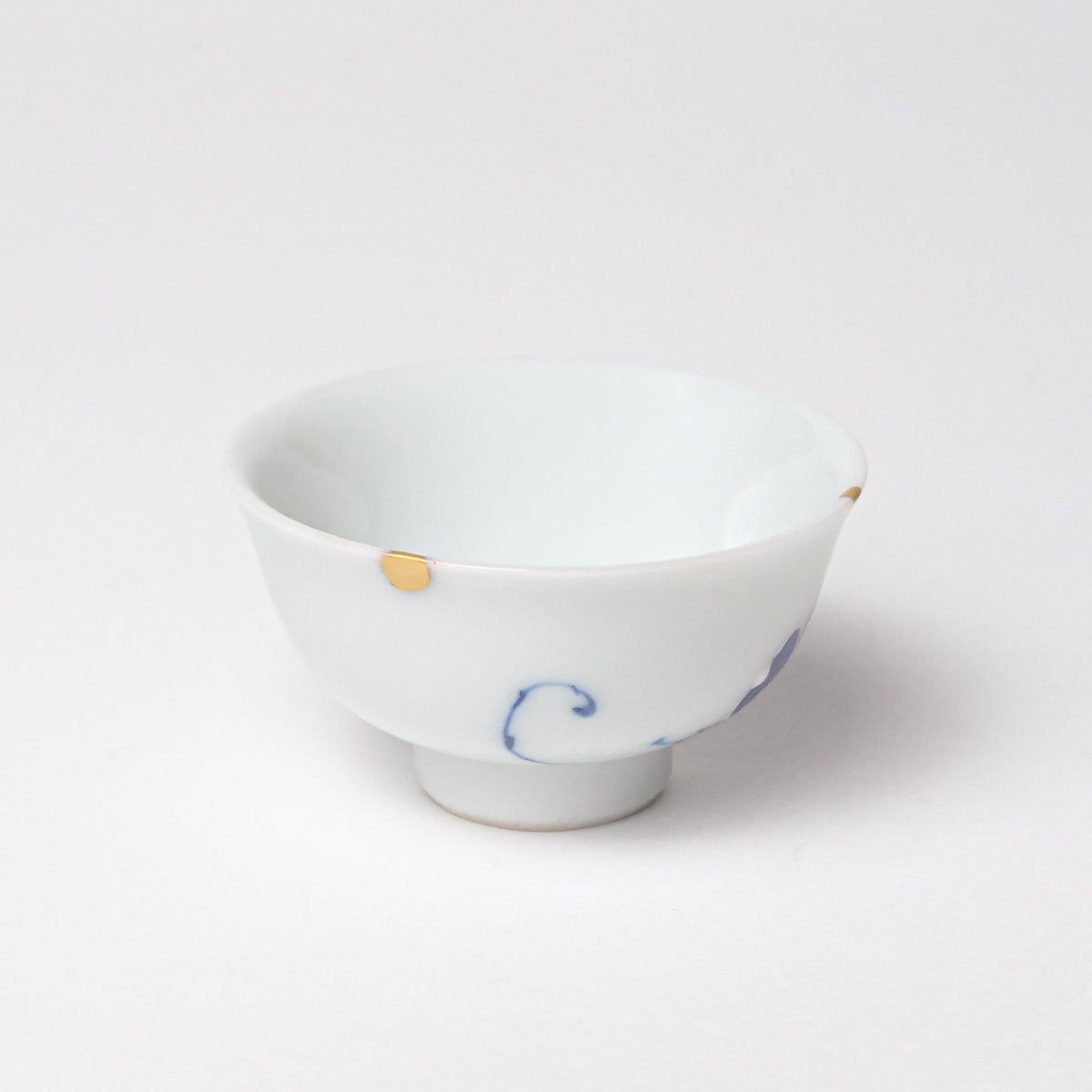 KINTSUGI – Ivy Leaf Sake Cup with Gentle Gold Accent｜Available at Ebisu Studio