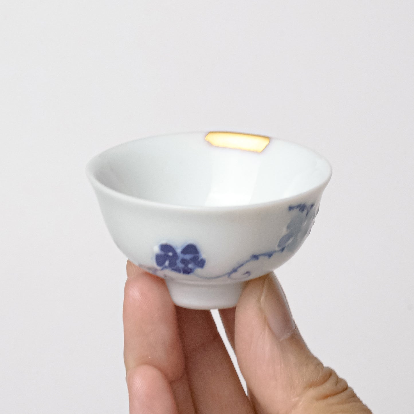 KINTSUGI – Ivy Leaf Sake Cup with Rim Gold Repair｜Available at Ebisu Studio