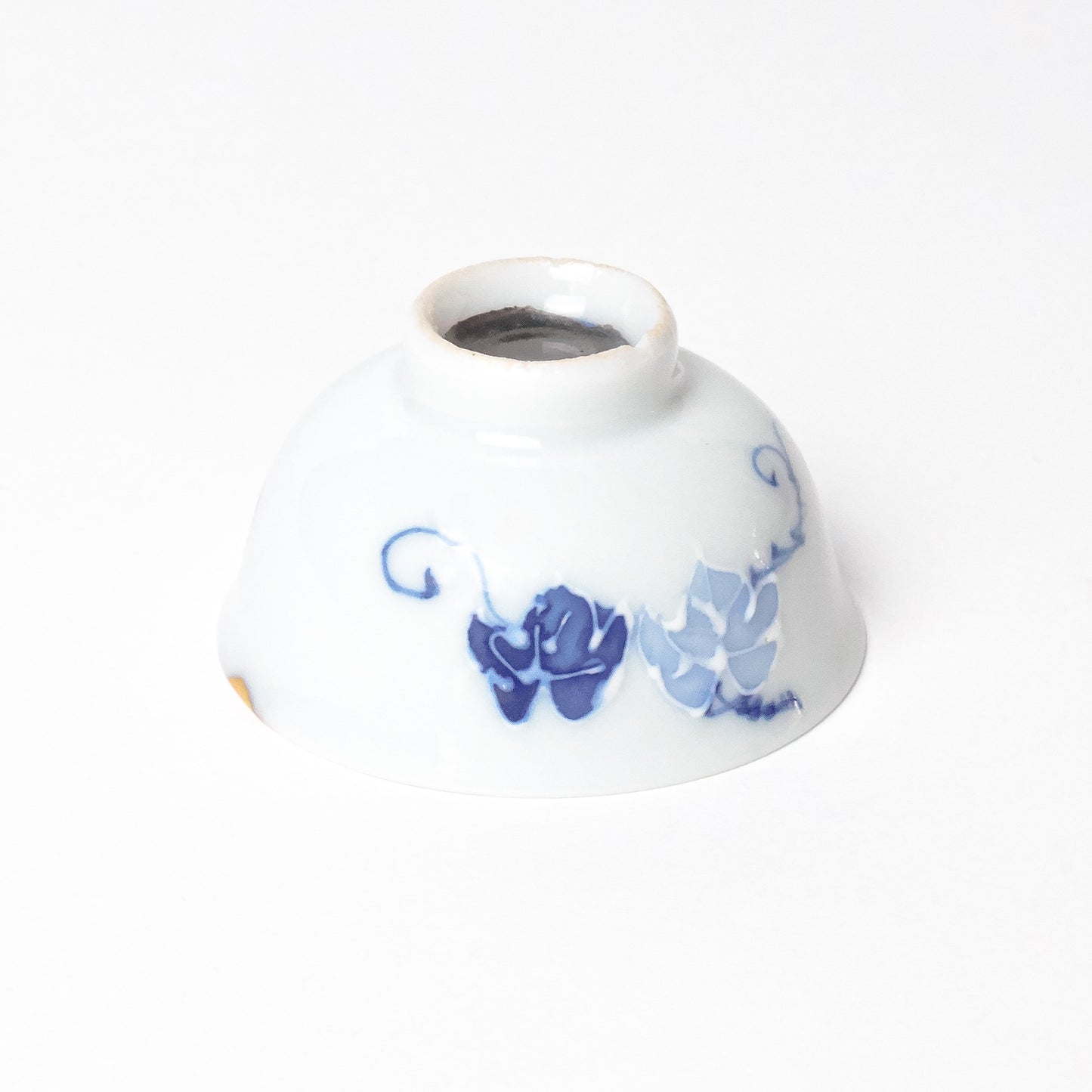 KINTSUGI – Ivy Leaf Sake Cup with Rim Gold Repair｜Available at Ebisu Studio