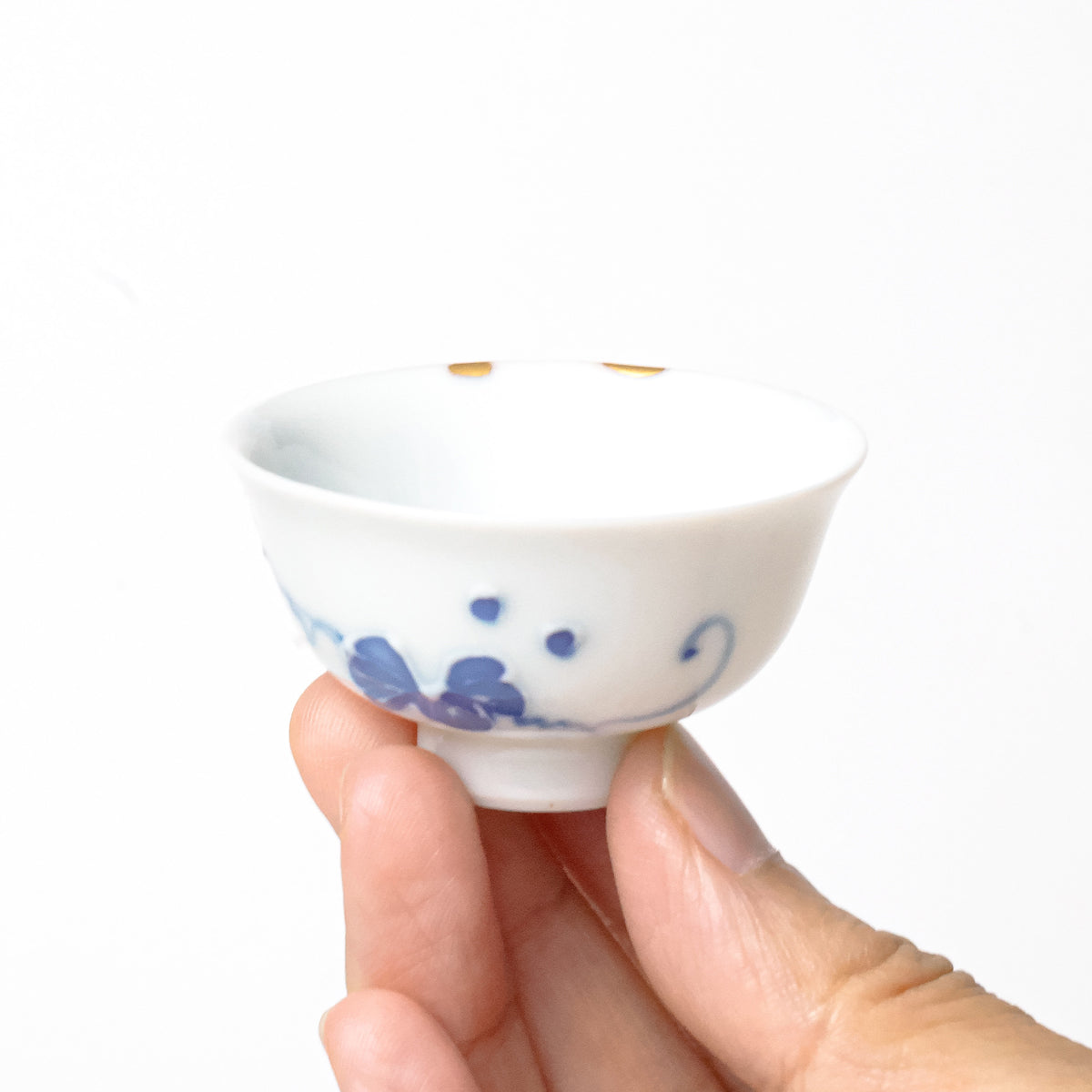 KINTSUGI – Ivy Leaf Sake Cup with Subtle Gold Repair｜Available at Ebisu Studio