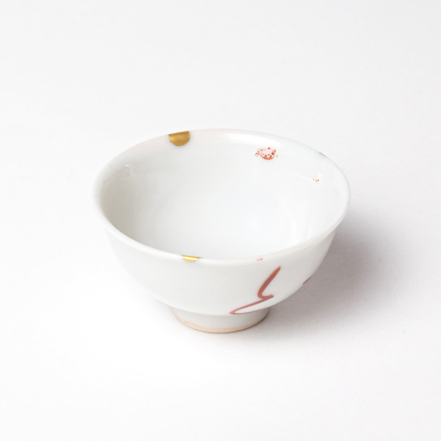 KINTSUGI – Sake Cup with Playful Hiragana Brushstrokes｜Available at Ebisu Studio